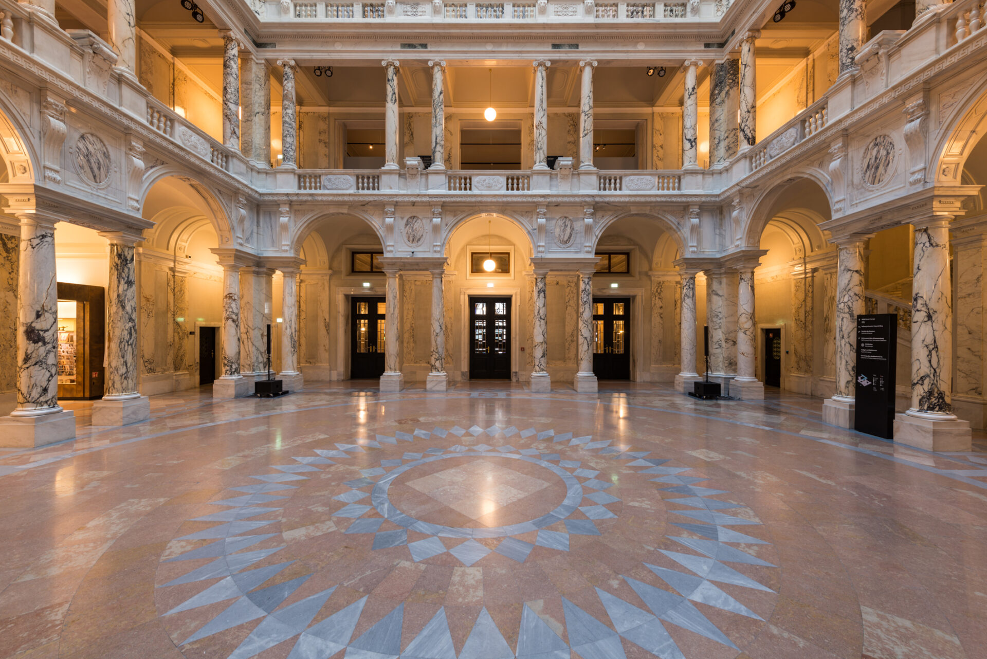 Säulenhalle Weltmuseum Wien © KHM-Museumsverband